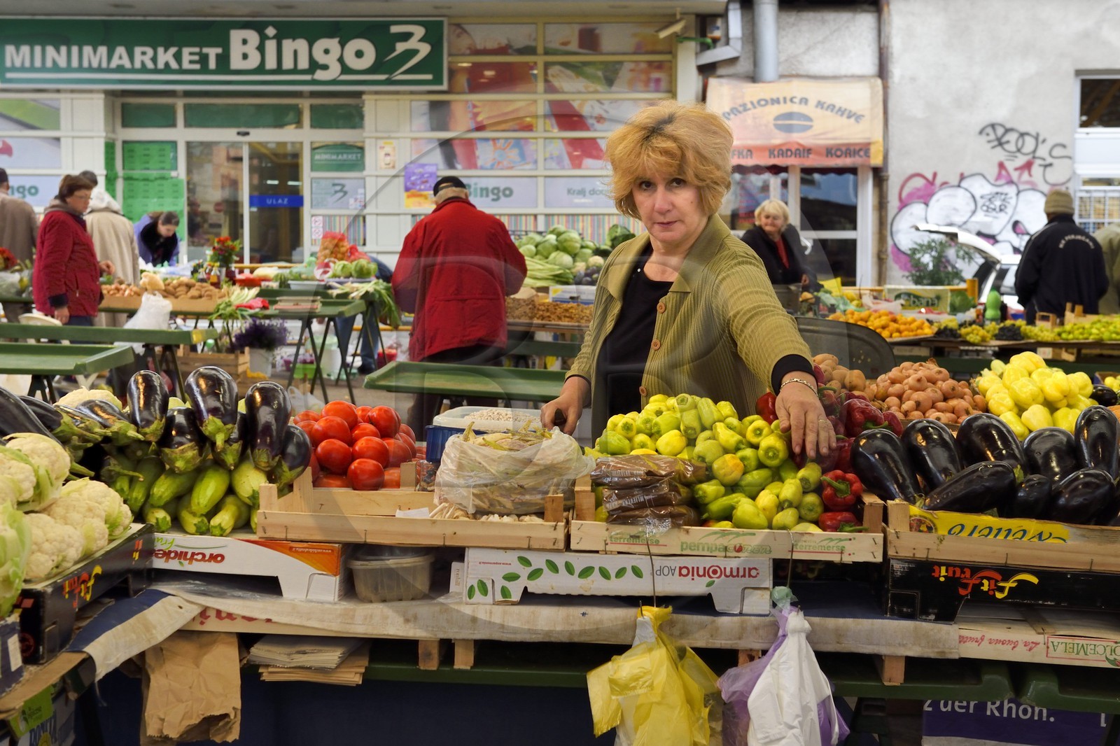 Bosnie-Herzégovine, Sarajevo, vendeuse de légumes sur le marché de Markala