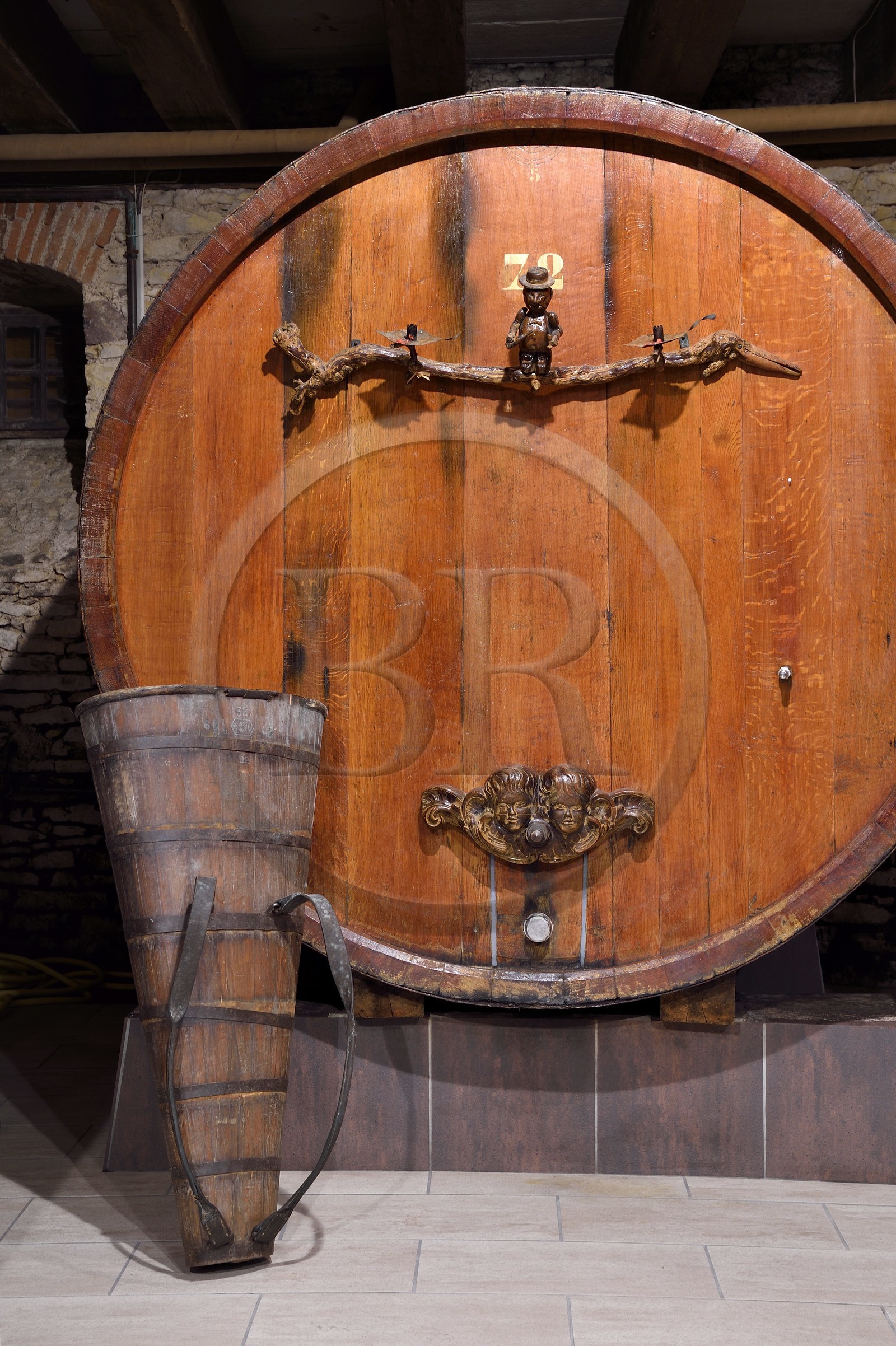 France, Bas-Rhin (67), Route des vins d'Alsace, Mittelbergheim, labellisé Les Plus Beaux Villages de France, caves souterraines du XVIème siècle du domaine viticole GILG, foudre centenaire