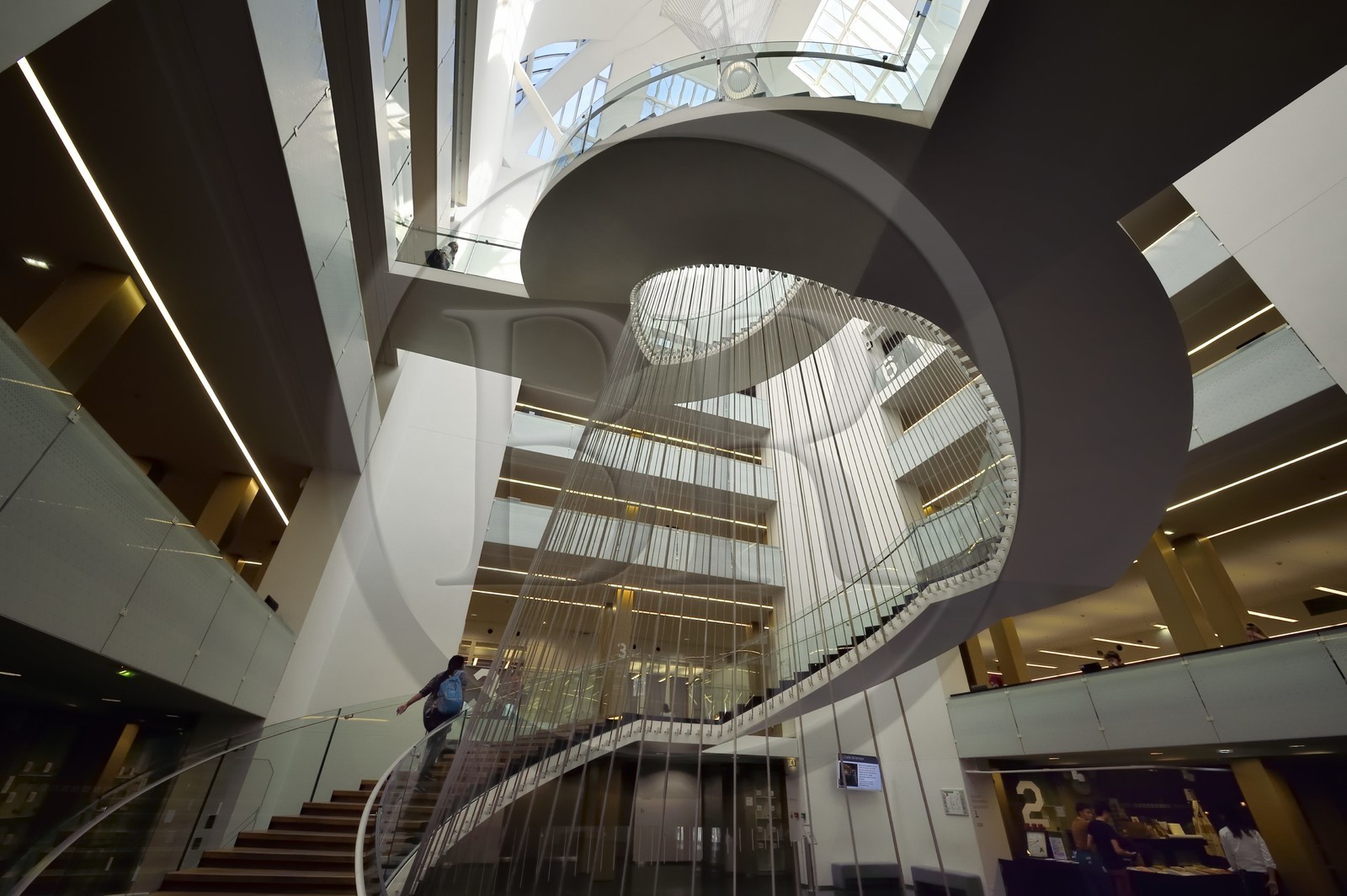 France, Bas-Rhin (67), Strasbourg, Neustadt quartier allemand classé au Patrimoine Mondial de l'UNESCO, place de la Liberté, bibliothèque nationale et universitaire (BNU), escalier monumental par architecte ANMA-Agence Nicolas Michelin et associés