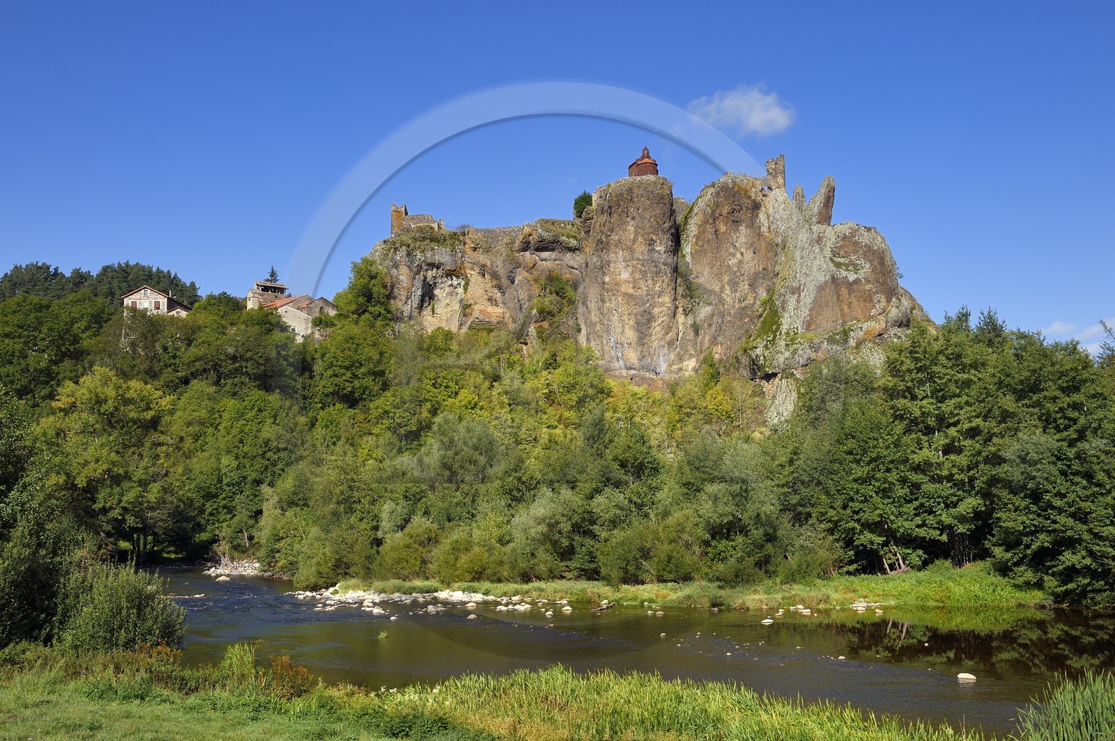 France, Haute-Loire (43), vallée de la Loire, Arlempdes, labellisé les Plus beaux villages de France, ruines du chateau perché sur un rocher basaltique (dyke volcanique) qui surplombe un méandre de la Loire