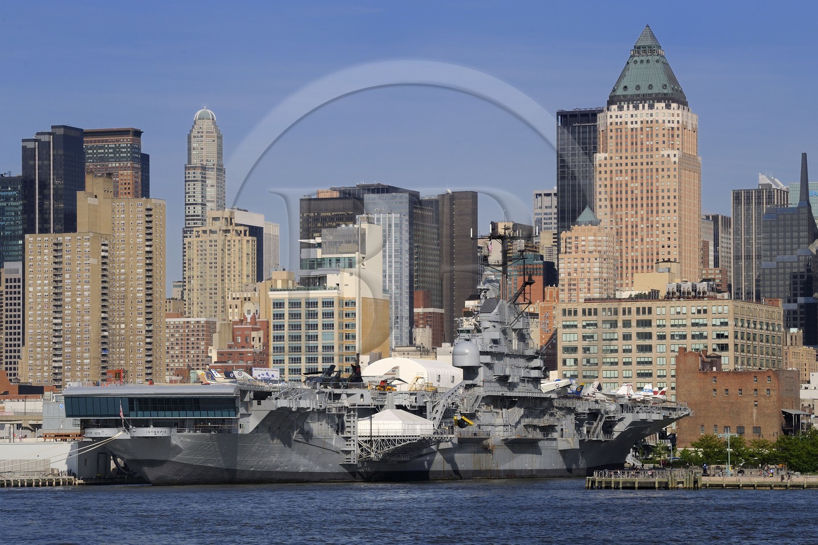 Etats-Unis, New York, Manhattan, le porte-avion CV-11 USS Intrepid à l'Intrepid Museum situé sur le quai 86 (Pier 86) au bord de l'Hudson River