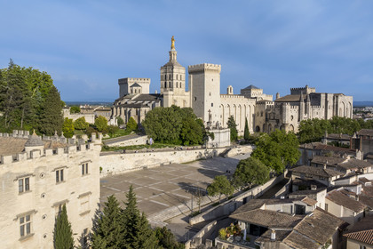 France, Vaucluse (84), Avignon, la cathédrale des Doms et le Palais des Papes classés Patrimoine mondial de l'UNESCO, et la place du Palais (vue aérienne)