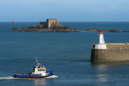 France, Ille et Vilaine, Cote d'Emeraude (Emerald Coast), Saint Malo, the Mole des Noires jetty and the Petit-Bé fort designed by Vauban in the background