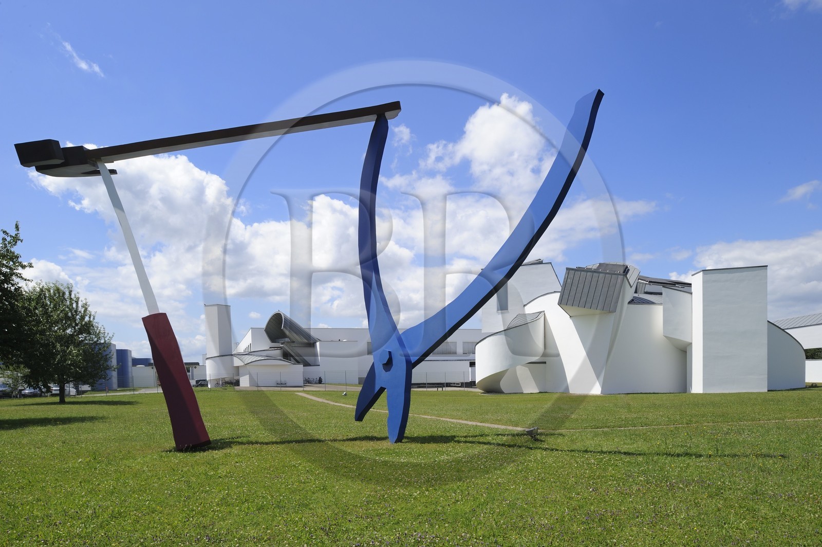 Allemagne, Süd-Baden, Weil am Rhein près de Bâle, Vitra Design Museum de l'architecte Frank O.Gehry, oeuvre Balancing Tools de Claes Oldenburg et Coosje van Bruggen