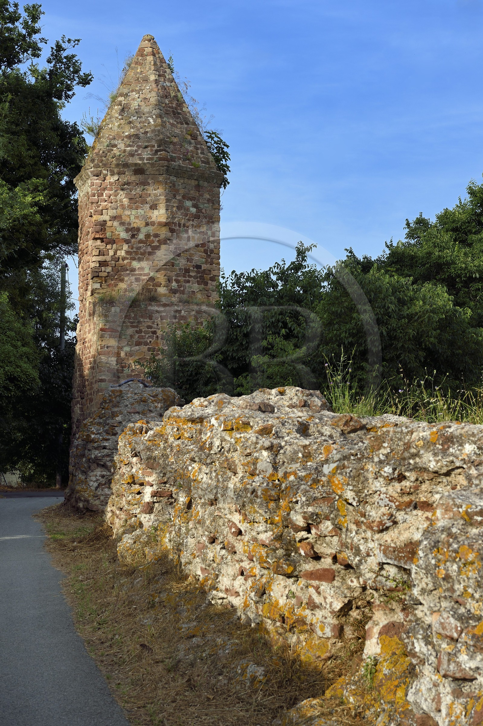 France, Var (83), Fréjus, Forum Julii, la Lanterne d'Auguste, amer qui marquait l'entrée de l’ancien Port romain et les vestiges du quai
