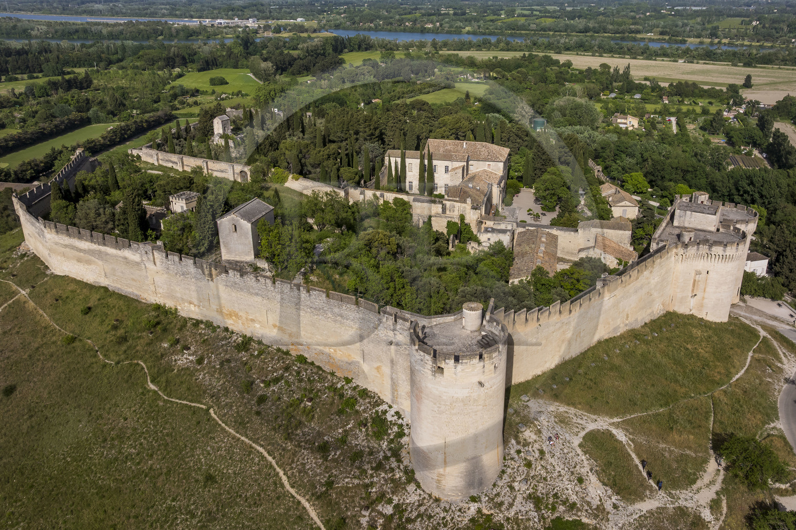 France (30), Gard, Villeneuve-lès-Avignon, l'ancienne abbaye bénédictine dans le Fort Saint André (vue aérienne)