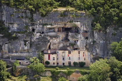 France, Dordogne, Perigord Noir, Vezere Valley, Tursac, the 16th century Reignac troglodytic and fortified house (aerial view)