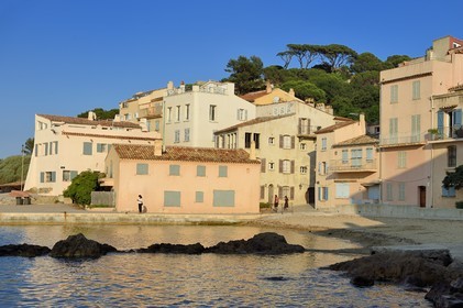 France, Var (83), Saint-Tropez, la plage de la Ponche où se dressent de hautes maisons aux façades couleurs ocre, jaune ou orangé