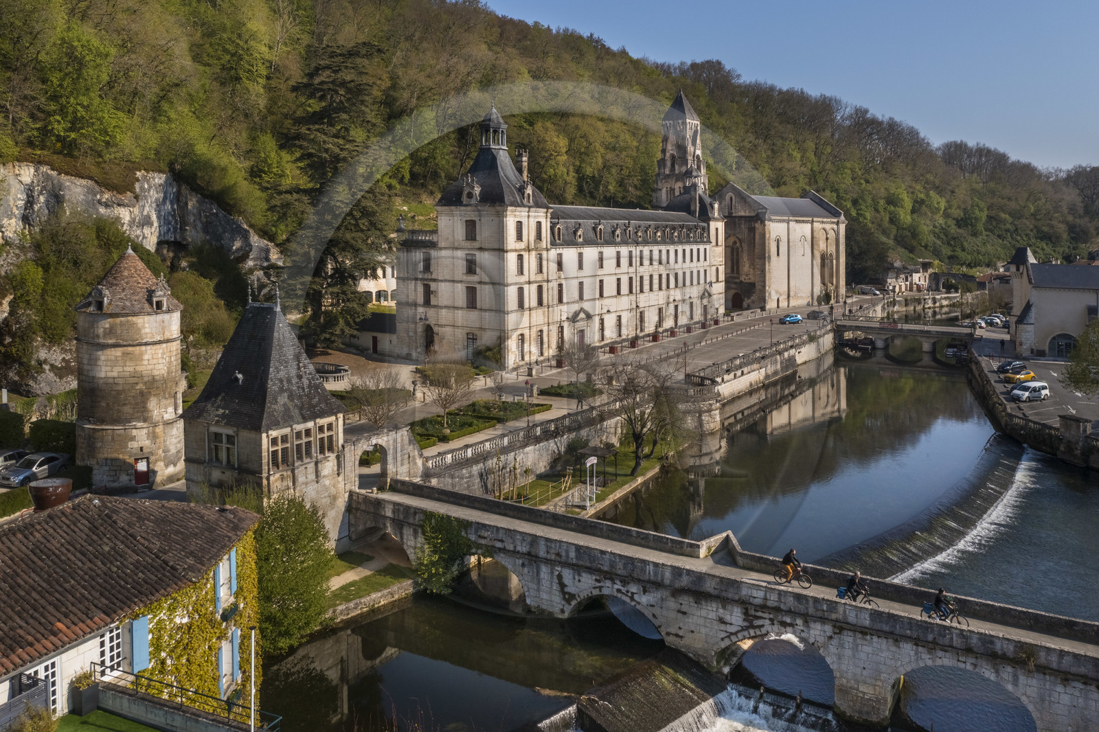France, Dordogne (24), Brantôme, cyclistes faisant la véloroute la Flow Vélo traversant le Pont Coudé sur la Dronne, l’abbaye bénédictine Saint-Pierre de Brantôme en arrière plan (vue aérienne)