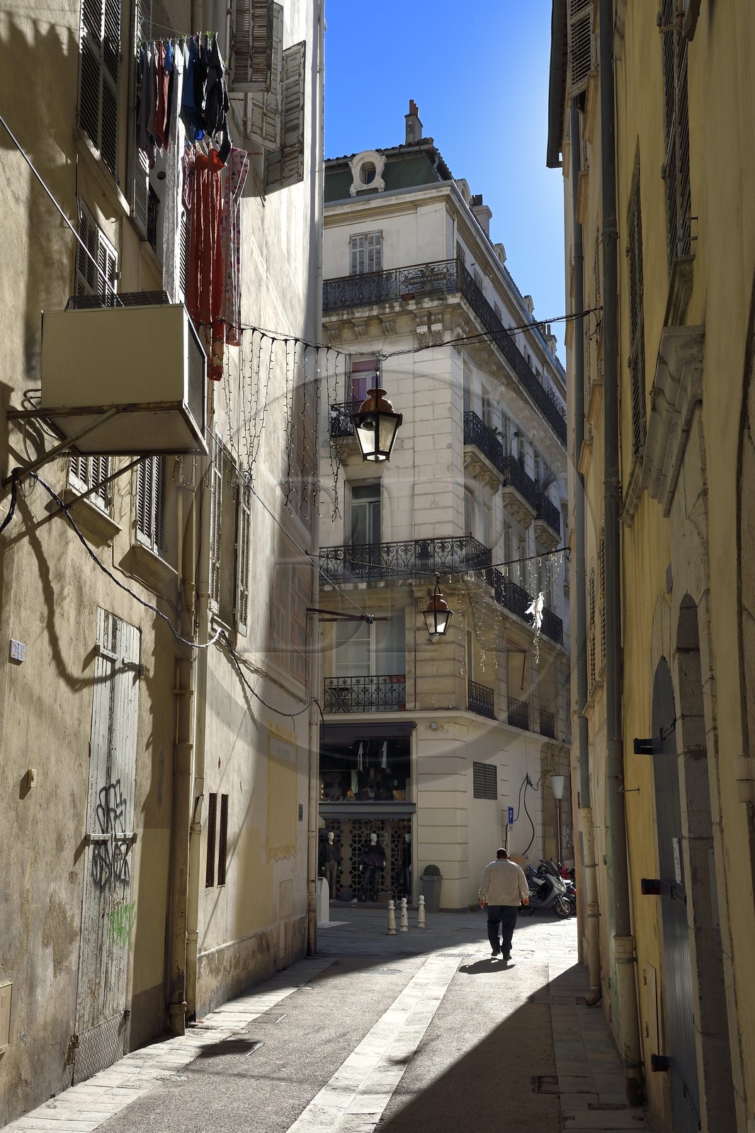 France, Var (83), Toulon, dans la rue de la glacière