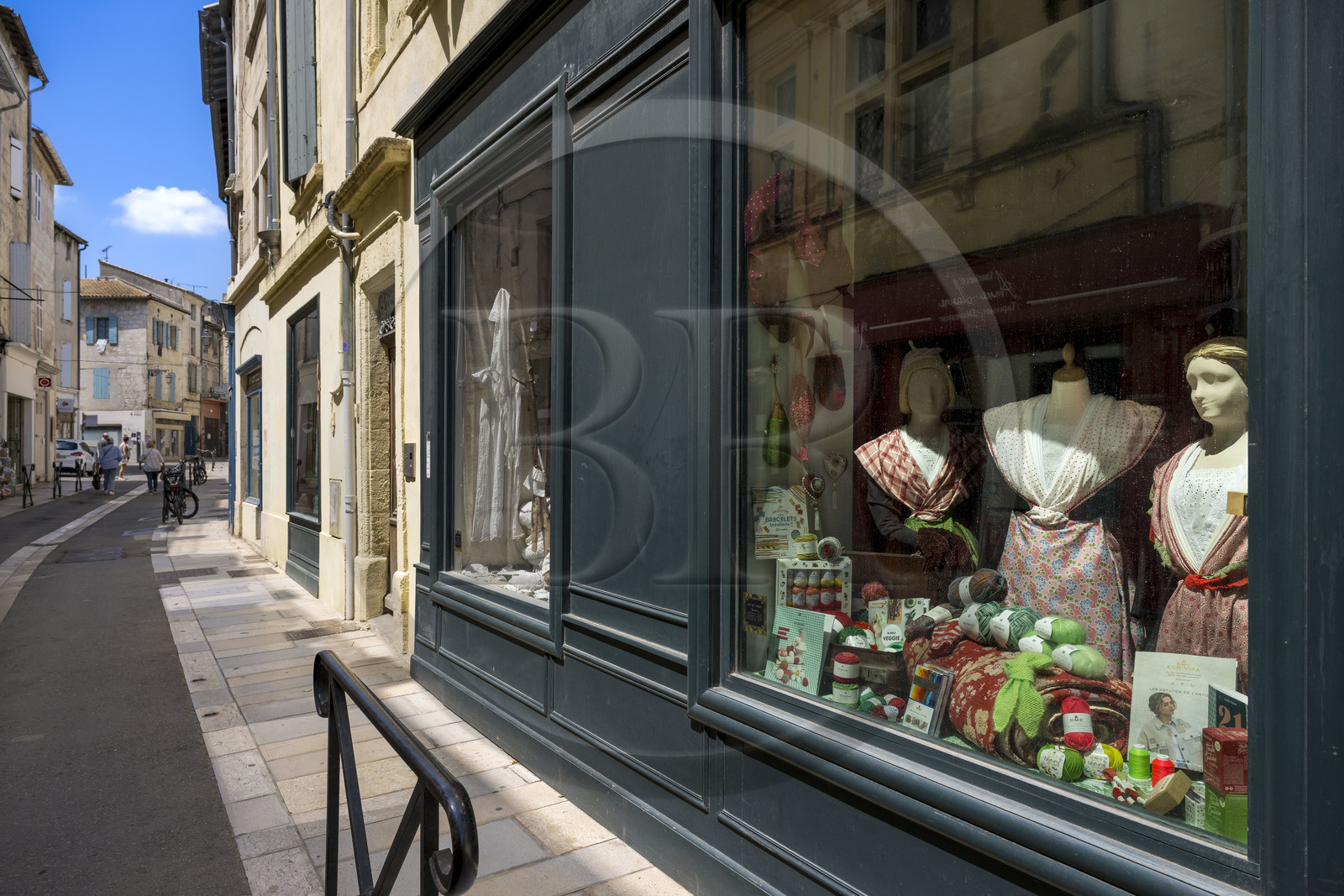 France, Bouches-du-Rhône (13), Arles, vitrine de la mercerie Au café couture rue du 4 septembre