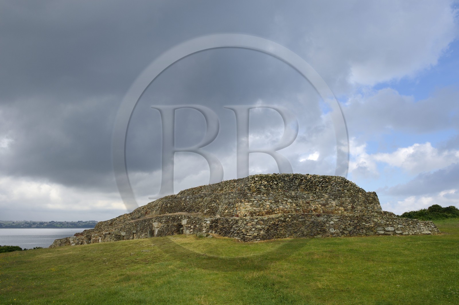 France, Finistère (29), Presqu'île de Kernehelen (Baie de Morlaix) le Cairn de Barnenez, vieux de 6000 ans composé de deux Cairns