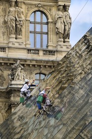 France, Paris (75), le musée du Louvre, laveurs de vitres sur la façade en verre de la pyramide de l'architecte Ieoh Ming Pei