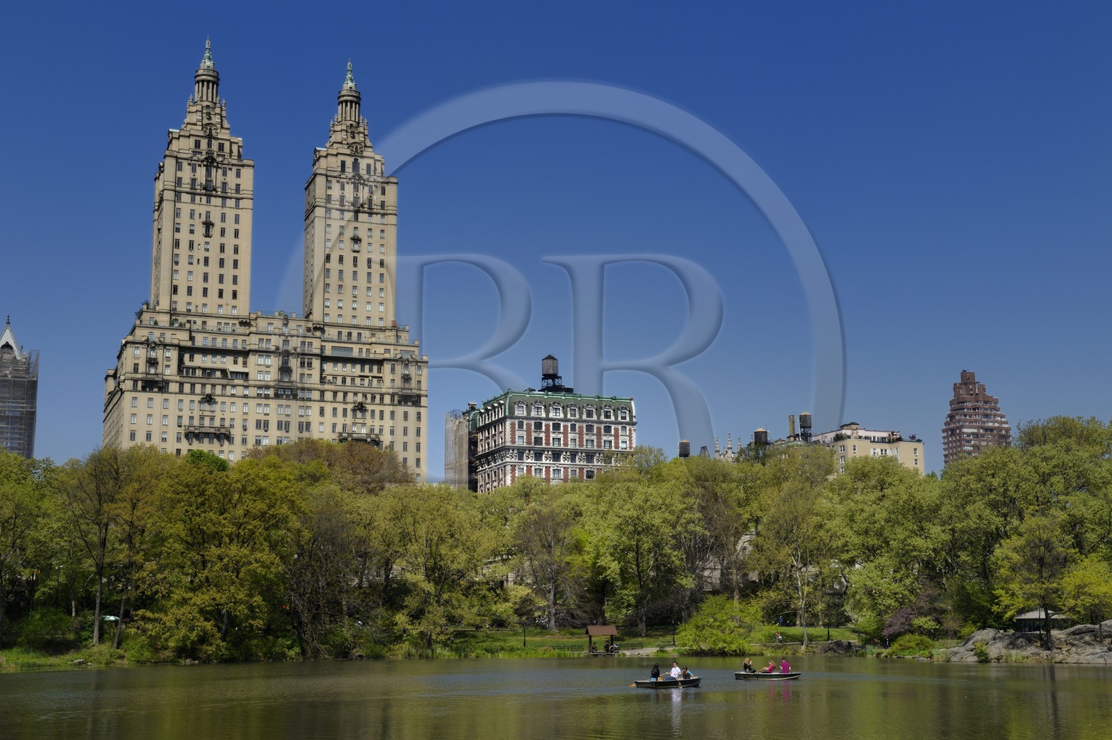 Etats-Unis, New York, Manhattan, Central Park, barques sur le Lac et la Skyline avec les immeubles Le San Remo (145 and 146 Central Park West)