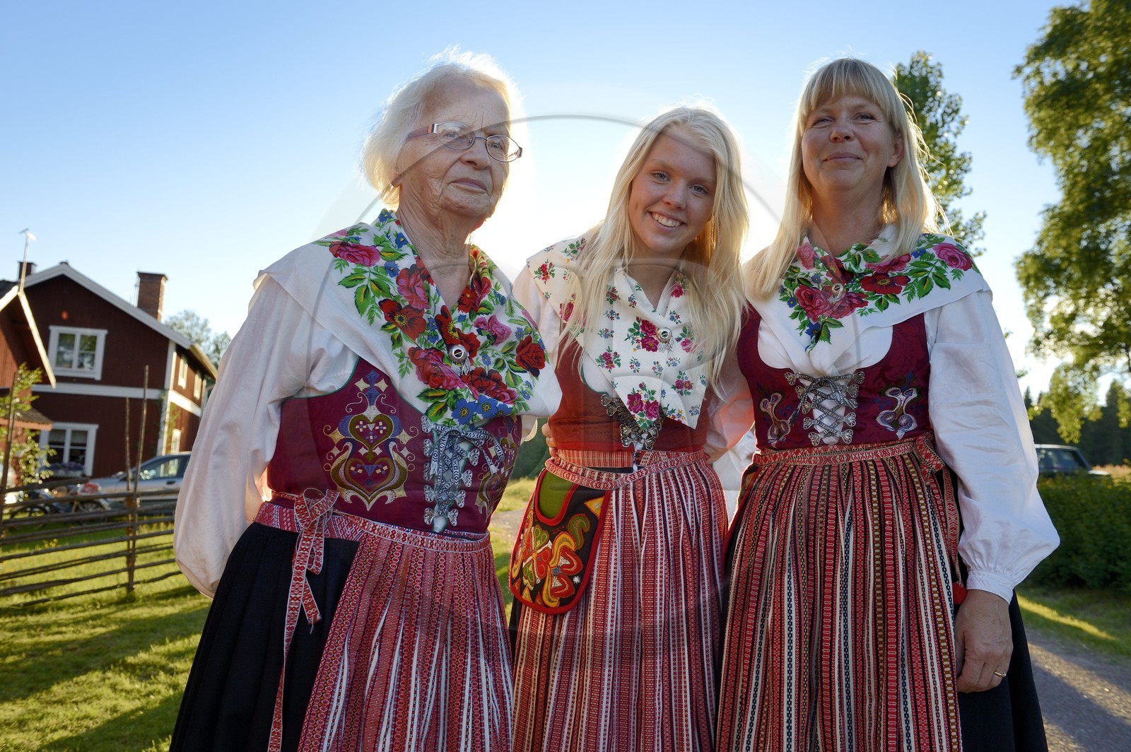 Suède, comté de Dalécarlie, région de Leksand, célébrations du solstice d'été dans le petit hameau de Hjulbäck, trois femmes en costumes traditionnels, grand-mère, mère et fille