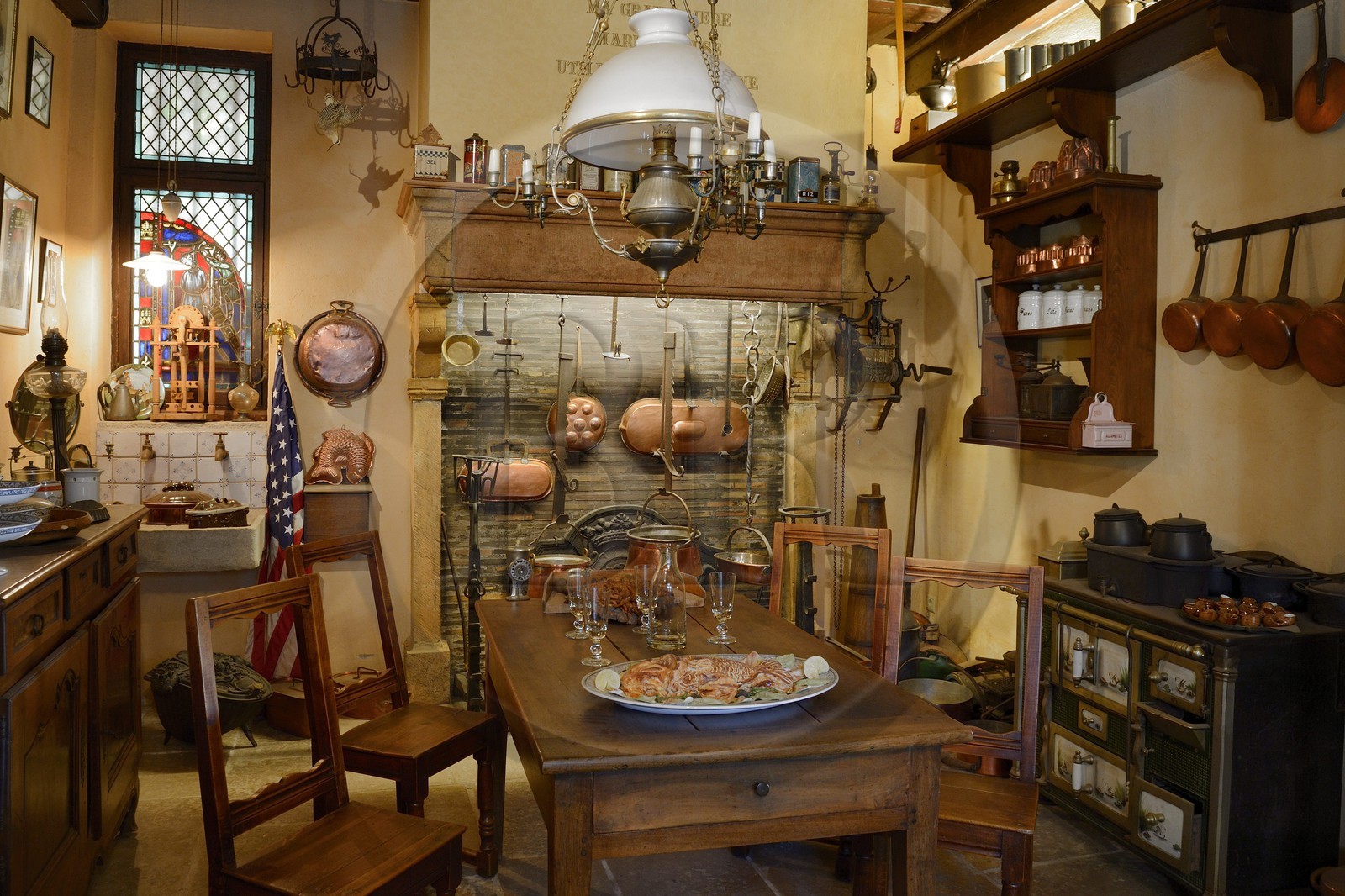 France, Rhône (69), Collonges-au-Mont-d'Or, restaurant L'abbaye de Collonges de Paul Bocuse dédié aux récéptions, reconstitution de la cuisine du restaurant de sa grand-mère en 1924