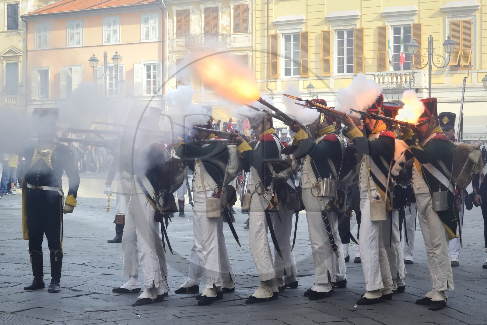 Italy, Liguria, Sarzana, Piazza Matteotti, Napoleon Festival, french soldiers of the Grande Armée of the Irish Legion regiment firing at the austrian enemy