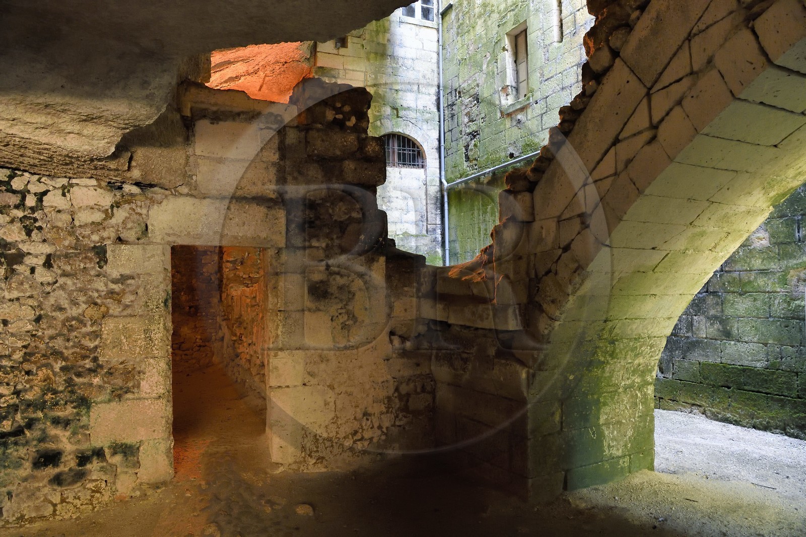 France, Dordogne (24), Brantôme, l'abbaye bénédictine Saint-Pierre de Brantôme, vestiges du premier monastère aménagé dans les grottes au pied de la falaise