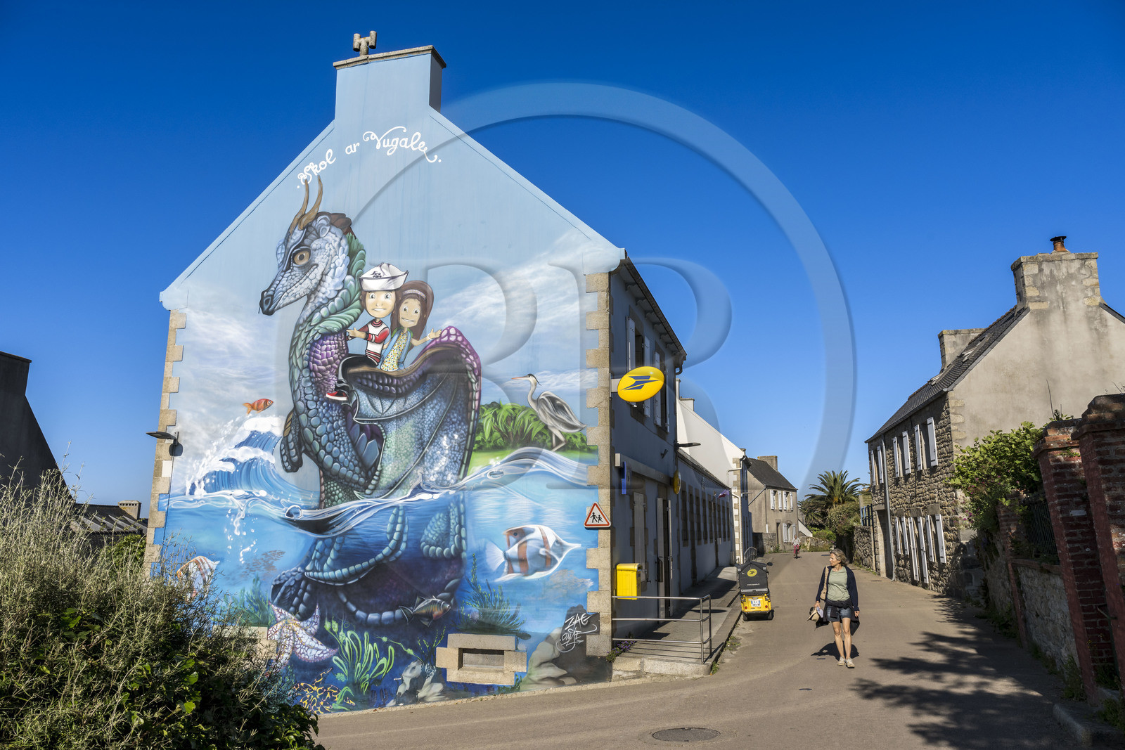 France, Finistère (29), Iles du Ponant, Ile de Batz, peinture murale des street-artistes Zag et Anje reprenant la légende du dragon sur un mur du bureau de la Poste