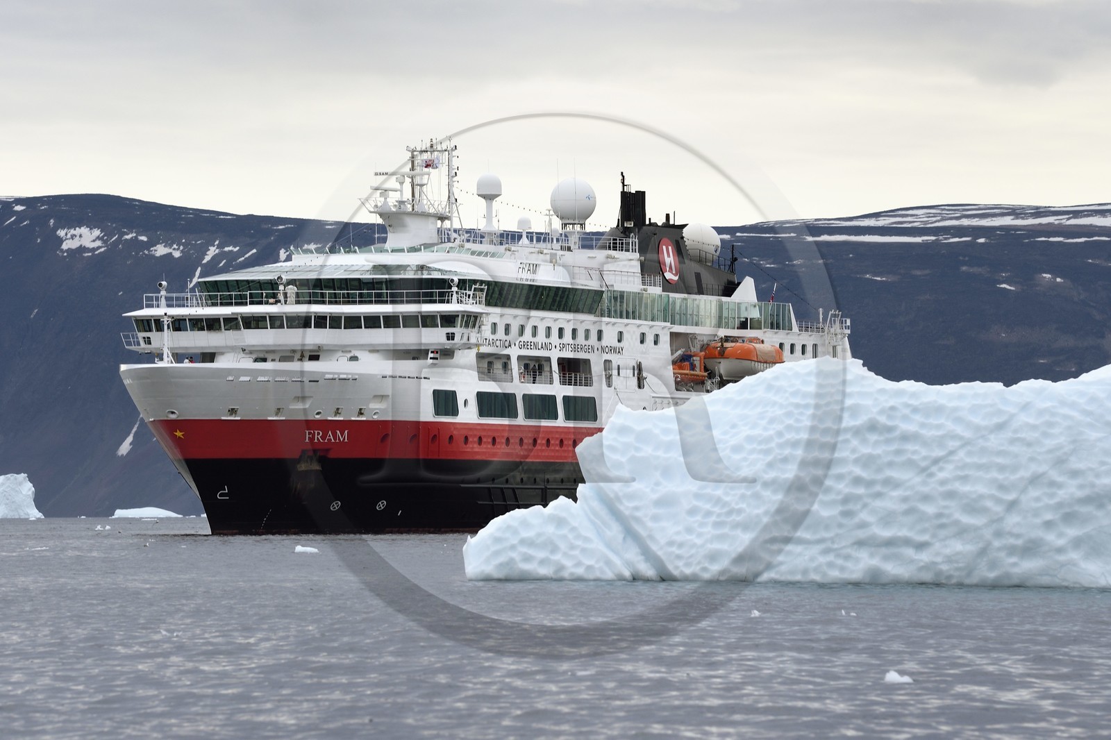 Groenland, cote Nord-Ouest, mer de Baffin, Inglefield Fjord vers Qaanaaq, iceberg et le bateau de croisière MS Fram de la compagnie Hurtigruten