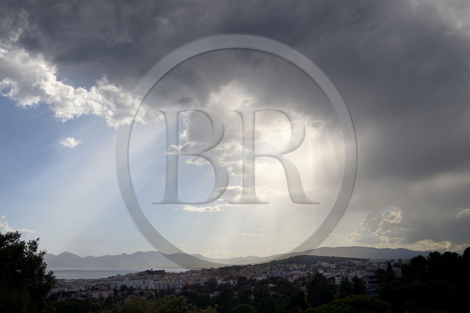 France, Alpes-Maritimes (06), Cannes et le massif des Maures en arrière plan