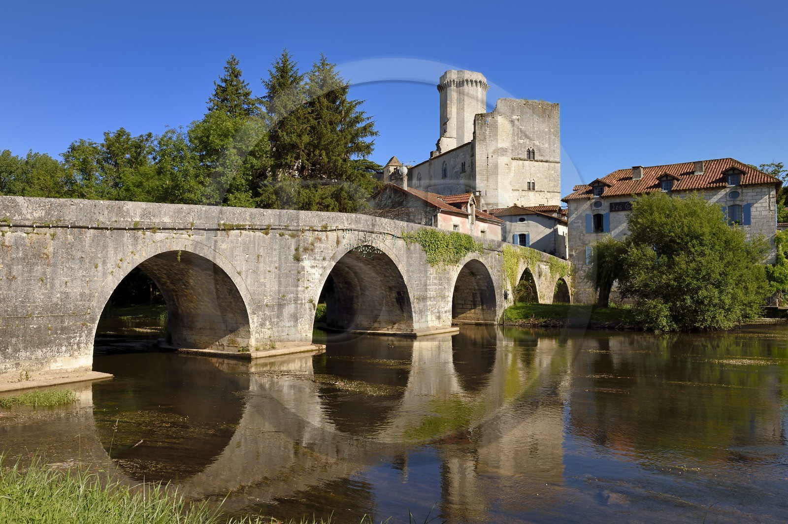 France, Dordogne (24), Périgord Vert, Bourdeilles, le pont sur la Dronne et le chateau médiéval du XIIIème siècle