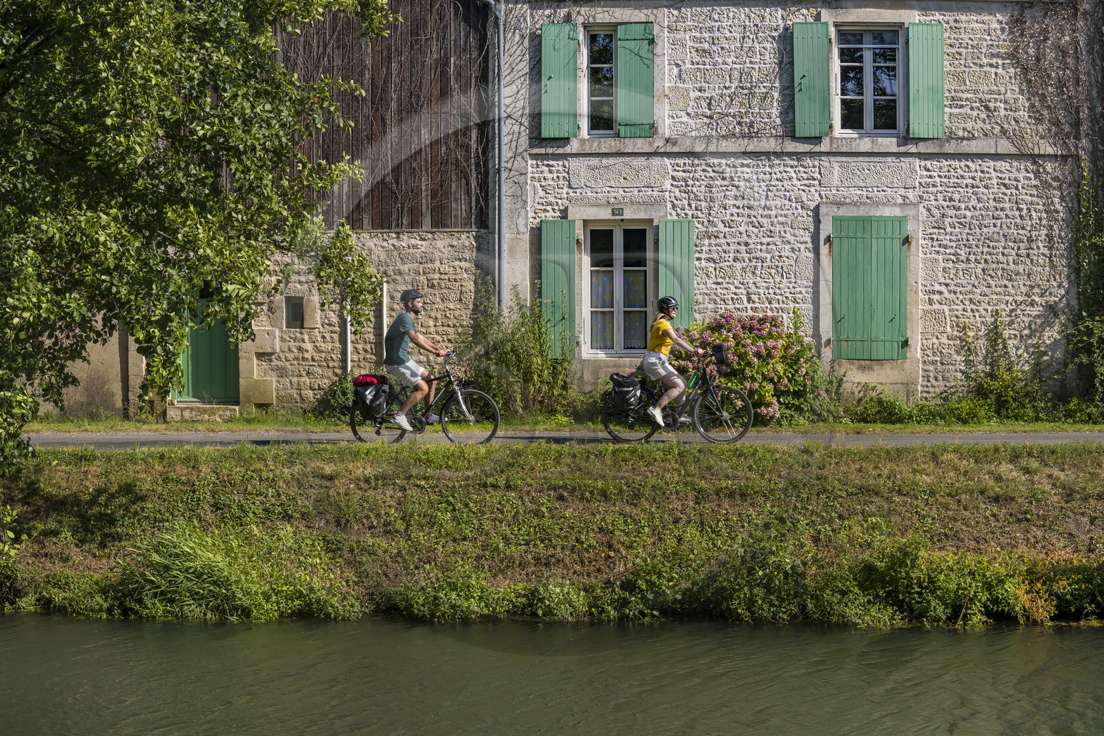 France, Deux-Sèvres, le Marais Poitevin, Green Venice, Coulon, typical house of the marsh of Sevre Niortaise River banks and the Vélo Francette cycle path