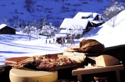 Suisse, région de Bern (Oberland Bernois), fromages suisse sur une terrasse de Grindelwald