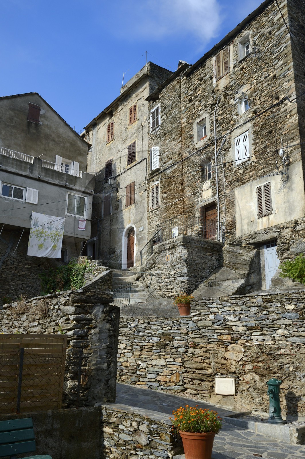 France, Haute-Corse (2B), région de la Casinca en Castagniccia, village peché de Vescovato, maisons de schiste, la Casa Filippini du XIIIème siècle à droite