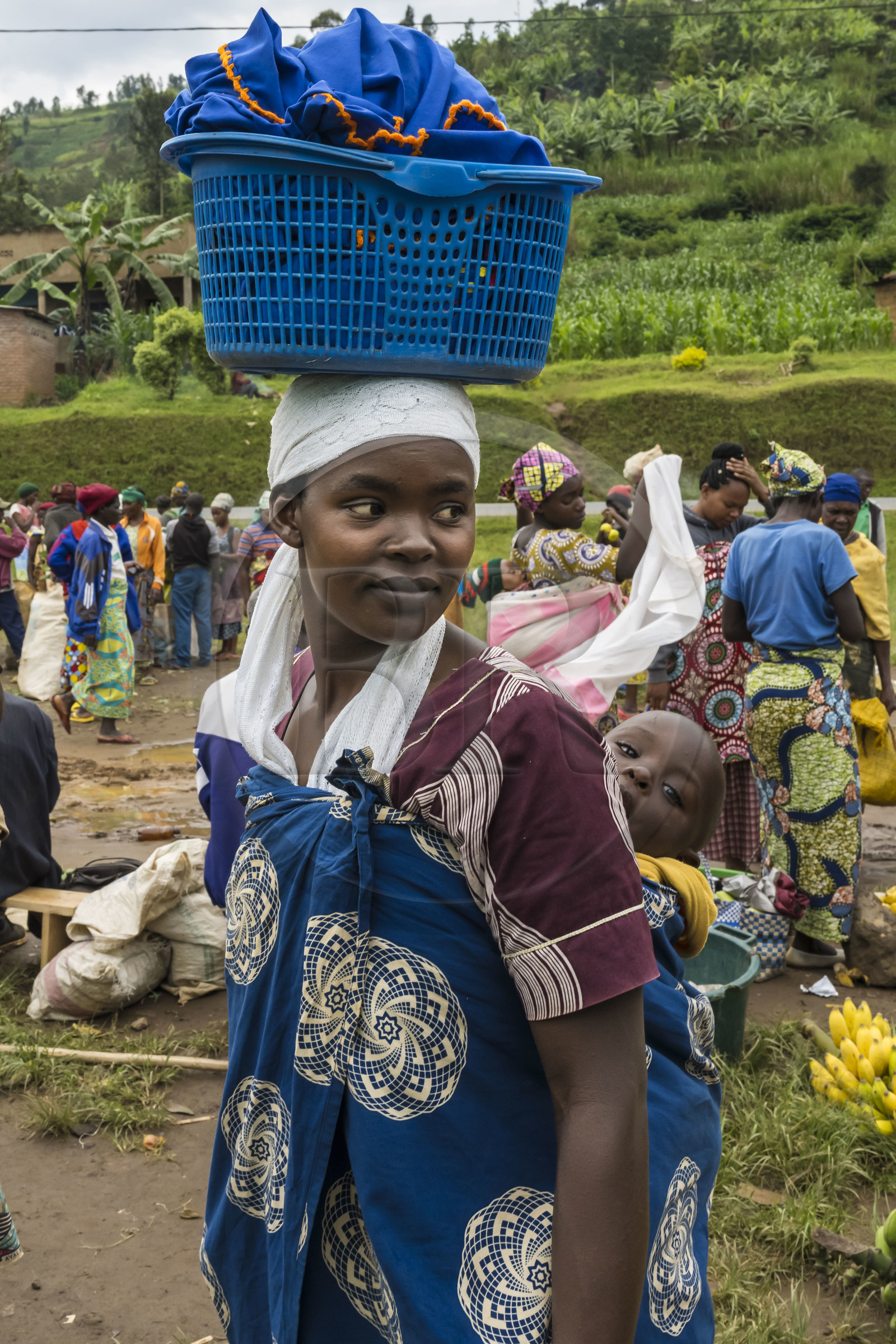 Rwanda, Province du Nord, District de Musanze (Ruhengeri), jour de marché à Muryabazira sur la Route Nationale 4 entre Kigali et Ruhengori, femme transportant son bébé dans son dos et un panier sur sa tête