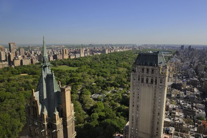Etats-Unis, New York, Manhattan, Central Park vu depuis l'angle sud-est, le Sherry-Netherland Building au premier plan à gauche et le Hotel Pierre à droite, en arrière à droite l'Upper East side et à gauche de Central Park l'Upper West Side