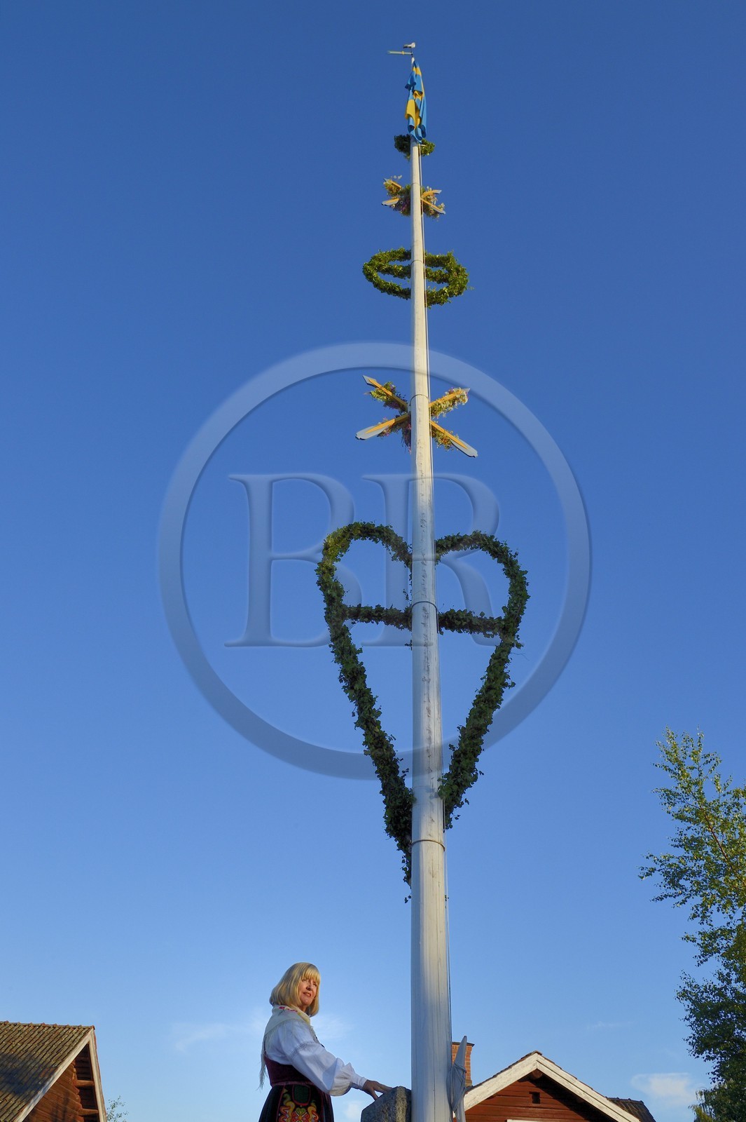 Sweden, Dalarna County, Leksand area, Midsummer celebrations in the tiny hamlet of Hjulbäck, the maypole