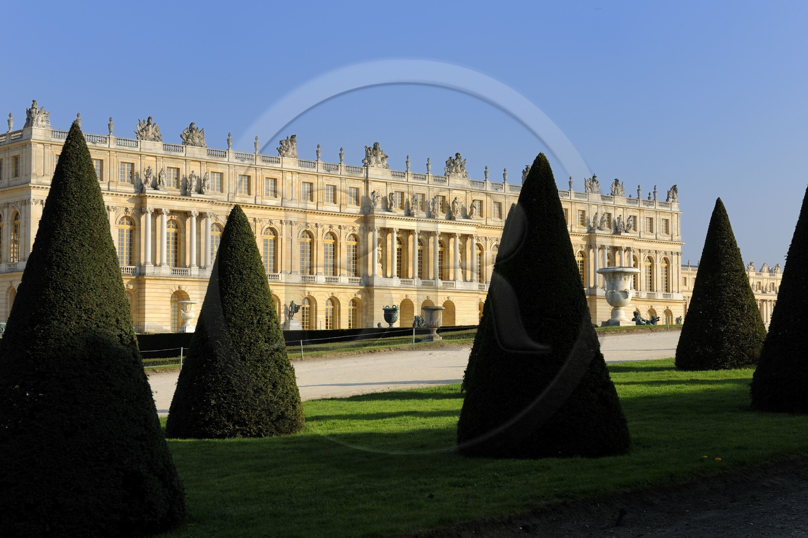 France, Yvelines (78), parc du château de Versailles, classé Patrimoine Mondial de l'UNESCO, la Galerie des Glaces de l'extérieur