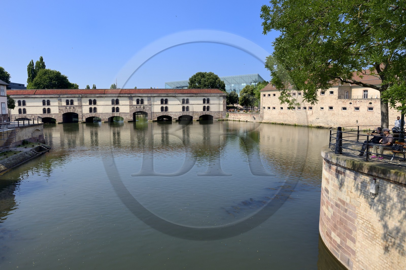 France, Bas Rhin (67), Strasbourg, vieille ville classée au Patrimoine Mondial de l'UNESCO, quartier de la Petite France, le barrage Vauban et l'ENA dans l'ancienne prison pour femmes à droite
