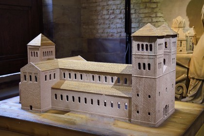 France, Bas-Rhin (67), Strasbourg, vieille ville classée au Patrimoine Mondial de l'UNESCO, la cathédrale Notre-Dame, la galerie du Chevet, maquette en grès de la première cathédrale romane dite de l’an Mil