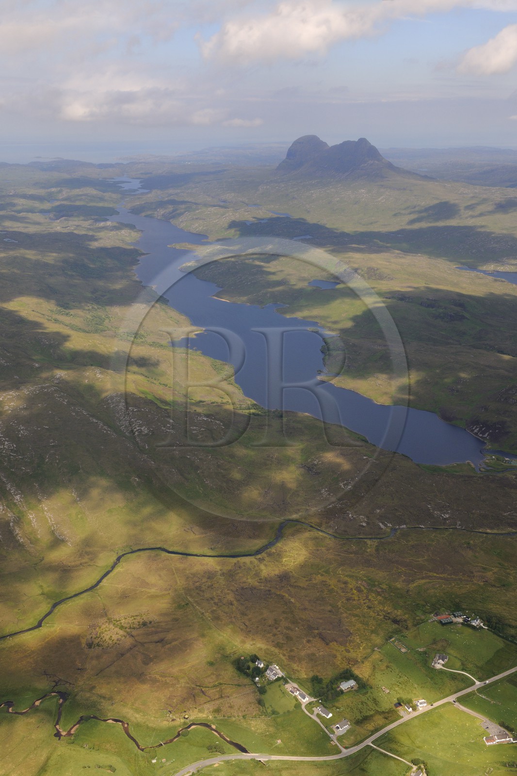 Royaume-Uni, Ecosse, Highland, le Mont Cul Mor 849m domine le Loch Veyatie au premier plan et les paysages environnant de Assynt et Coigach dans les Northern Highlands (vue aérienne)