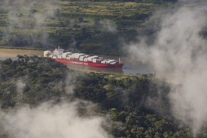 Panama, Canal de Panama, un cargo Panamax porte-conteneurs emprunte la coupe Gaillard (ou coupe Culebra) entre les écluses Pedro Miguel du côté Pacifique et la rivière Chagres menant au lac Gatun (vue aérienne)