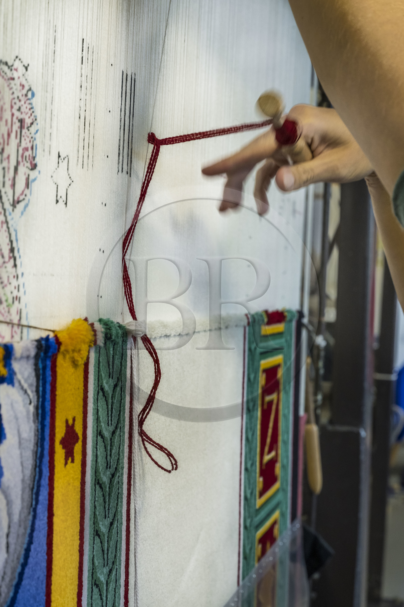 France, Hérault (34), Lodève, Manufacture de la Savonnerie unique annexe de la Manufacture Nationale de tapis de la Savonnerie des Gobelins, fabrication du tapis des Cohortes d'après un modèle de Jacques-Louis de la Hamayde de Saint-Ange destiné au Palais de la Légion d'Honneur, point noués de laine par une boucle avec une broche à tapisserie