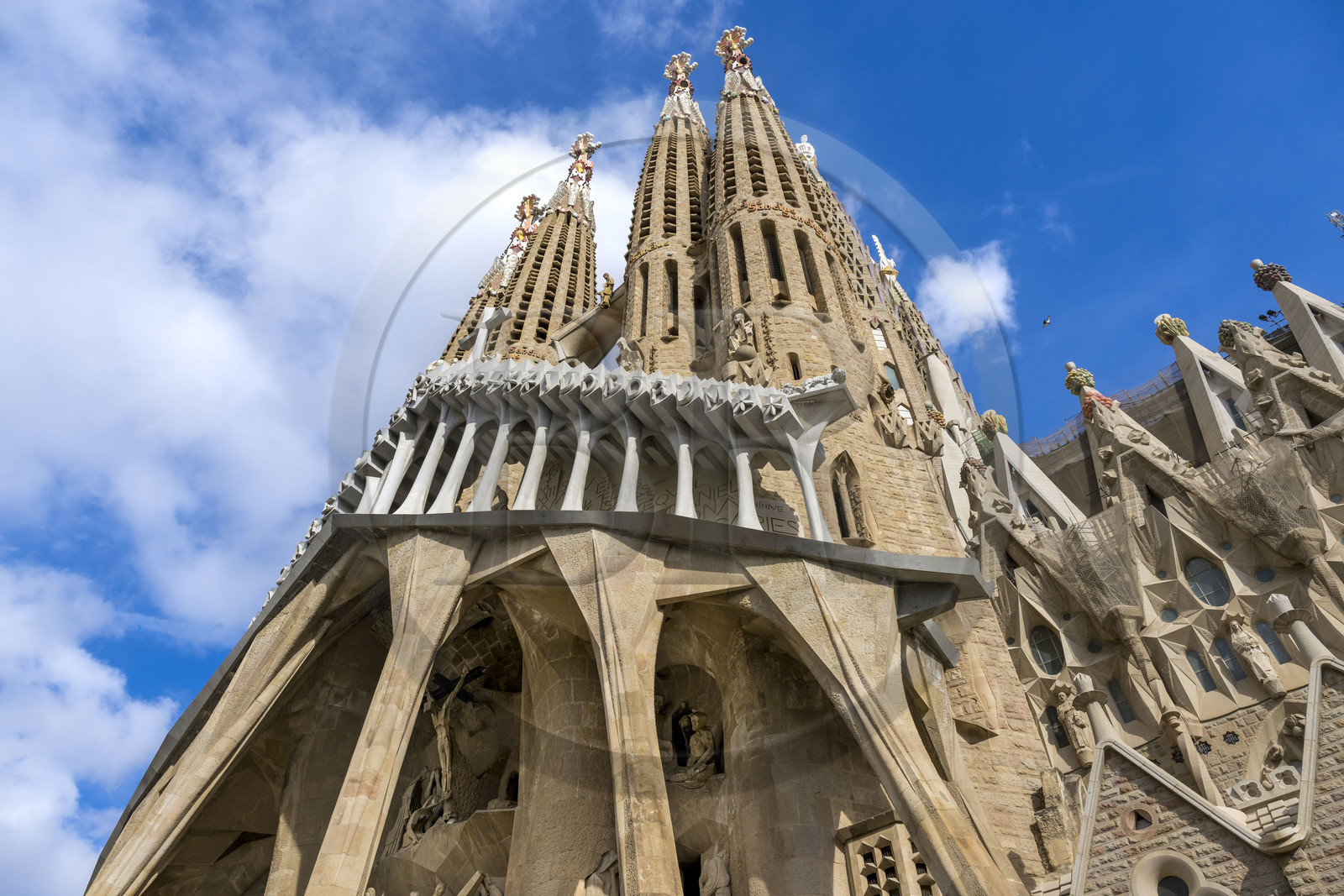 Espagne, Catalogne, Barcelone, quartier de l'Eixample, basilique de la Sagrada Familia de l'architecte du modernisme catalan Antoni Gaudi classée Patrimoine Mondial de l'UNESCO, la façade de la passion dont les sculptures ont été réalisées par Josep Maria Subirachs