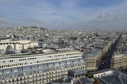 France, Paris (75), boulevard Haussmann, le grand magasin des Galeries Lafayette et la basilique du Sacré-Coeur sur la colline de Montmartre, la Rue La Fayette part sur la droite