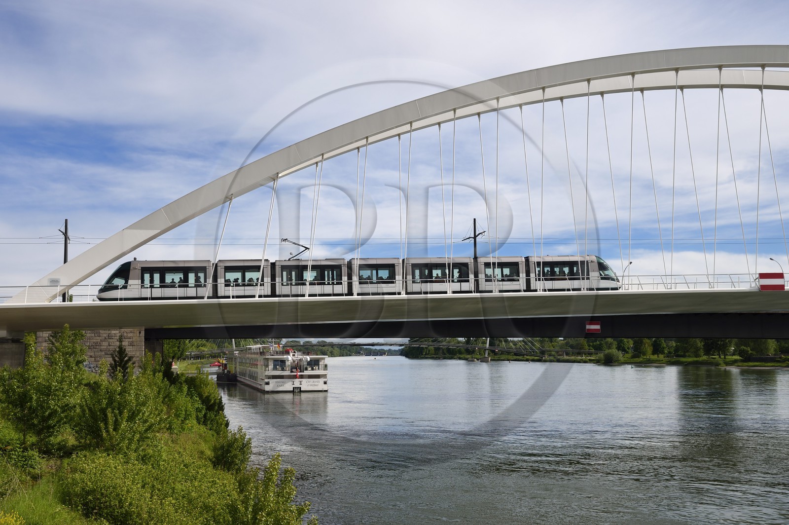 France, Bas-Rhin (67), Strasbourg, le pont piéton, vélo et du tram de la ligne D sur le Rhin reliant Strasbourg à Kehl en Allemagne inauguré le 28 avril 2017 appelé pont Beatus Rhenanus