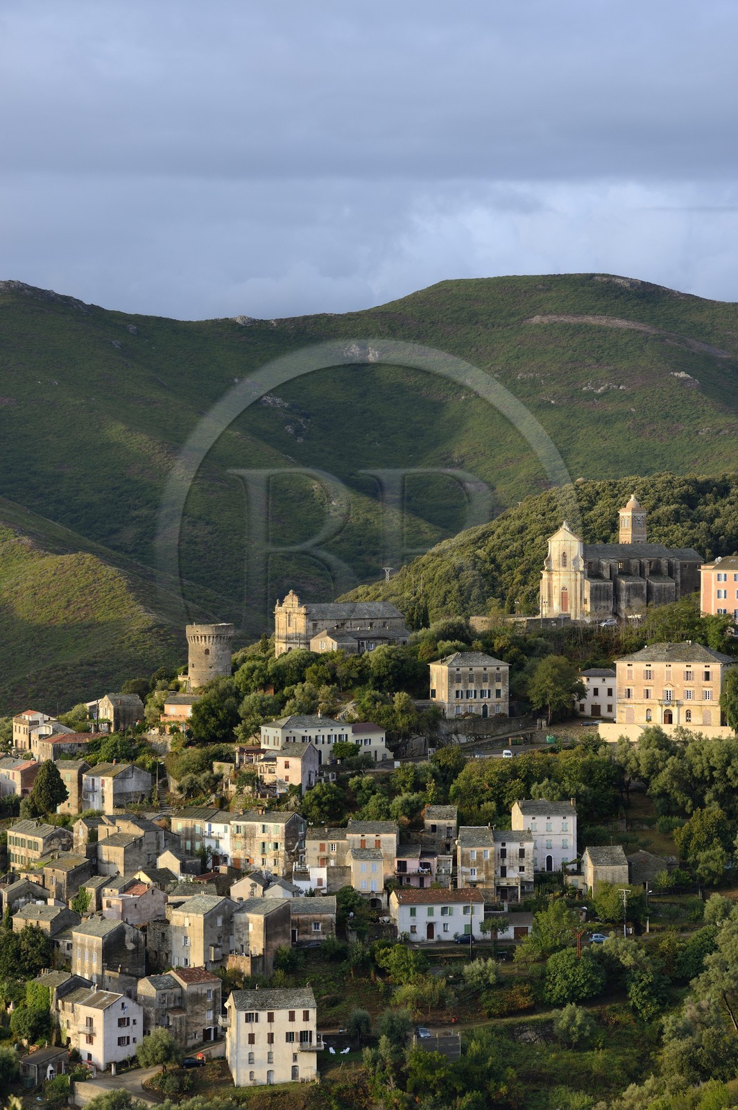 France, Haute-Corse (2B), Cap Corse, commune de Rogliano, village de Bettolacce (Bettulace) dominé par la tour génoise ronde della Parocchia, édifice fortifié du XVème siècle