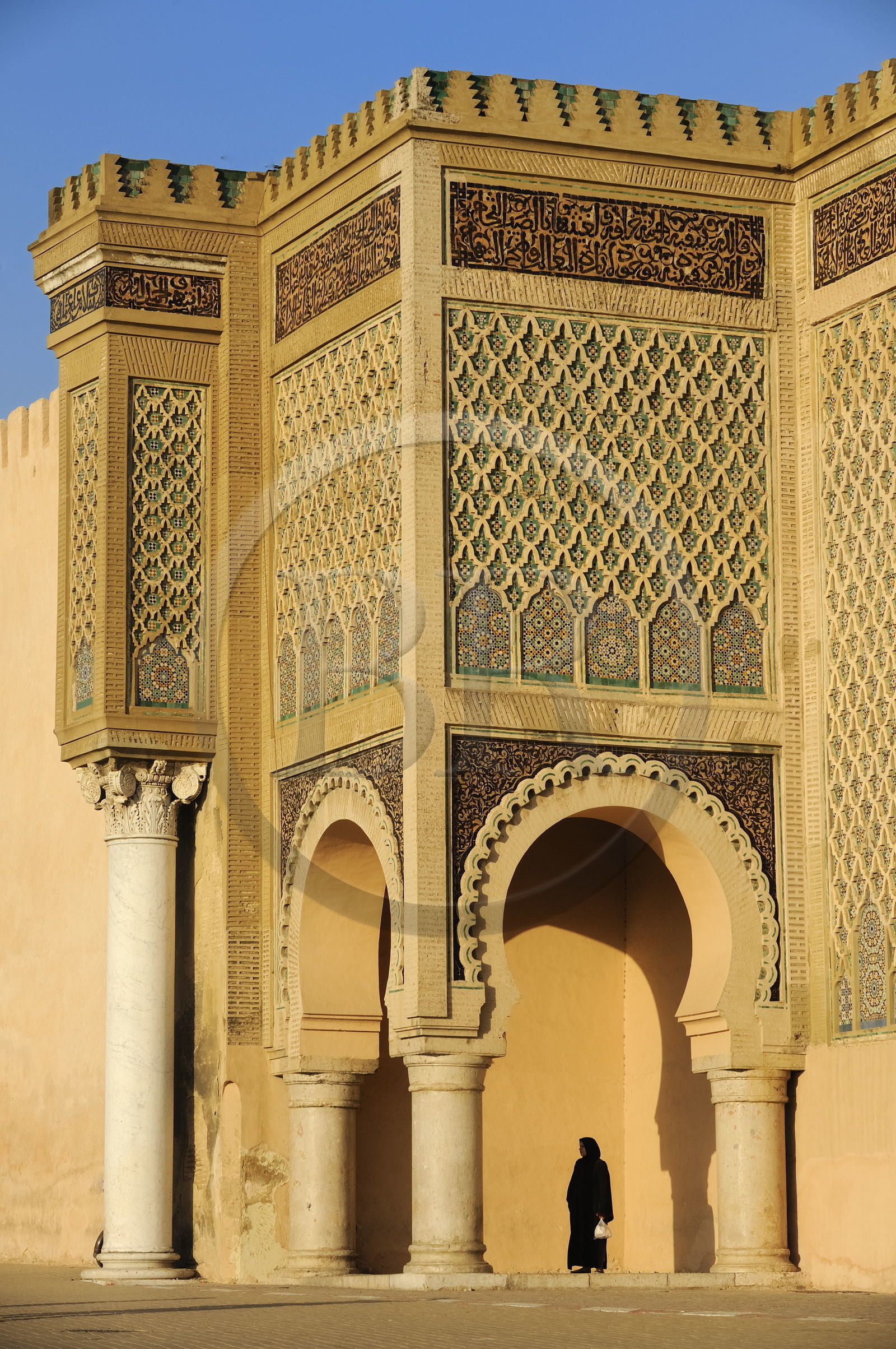 Maroc, Meknès, ville impériale, médina classée Patrimoine Mondial de l' UNESCO, une des tours de la porte Bab el Mansour entre la cité impériale et la médina sur la place el Hédime ou Lahdim