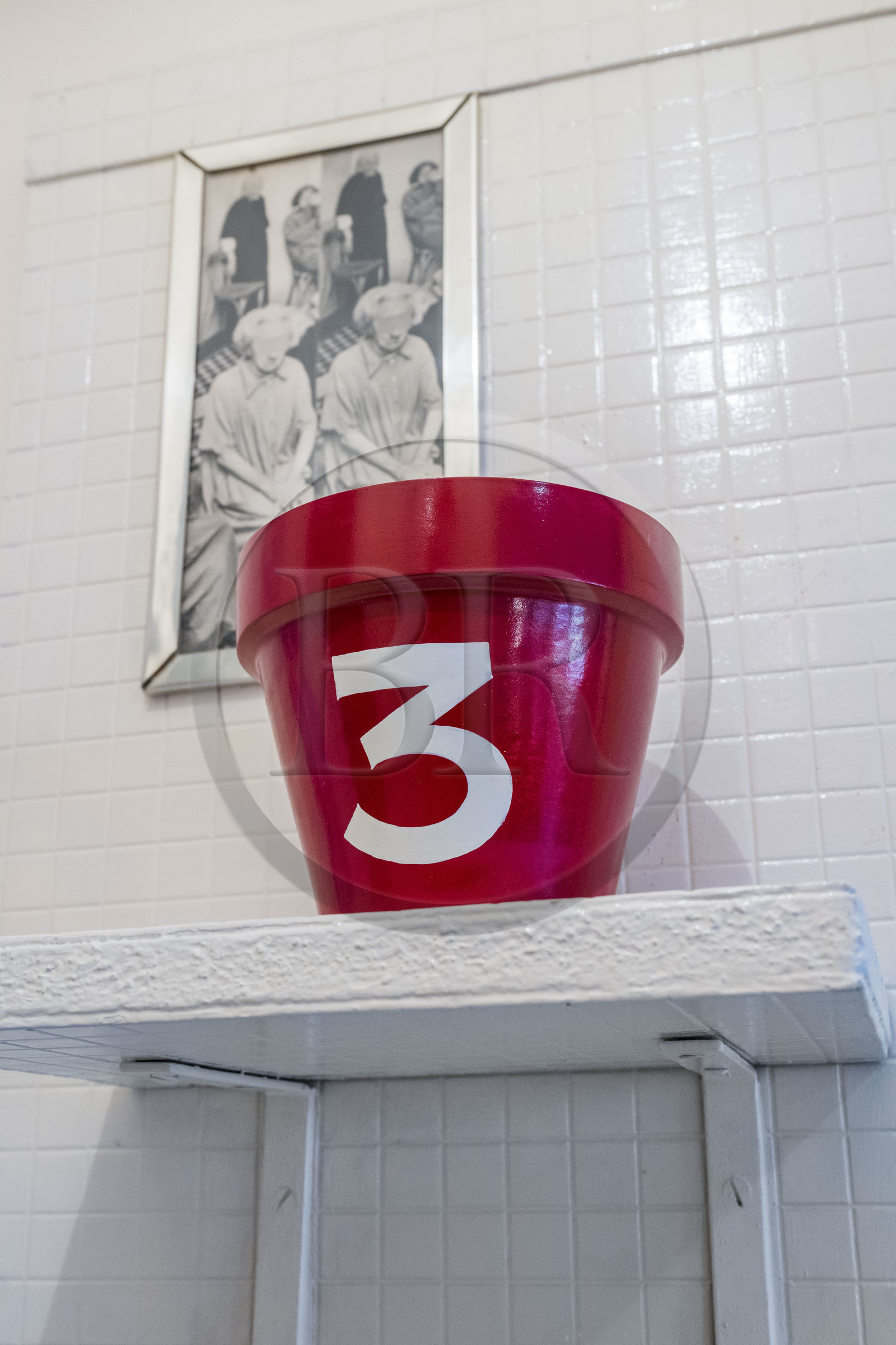 France, Paris (75), l'artiste plasticien Jean-Pierre Raynaud dans son appartement atelier, à l'intérieur des wc, un des lieux refuges des plus intimes de l'artiste où il peut être proche de certaines de ses œuvres historiques qui lui sont chers, Psycho-Objet Chaud 1964