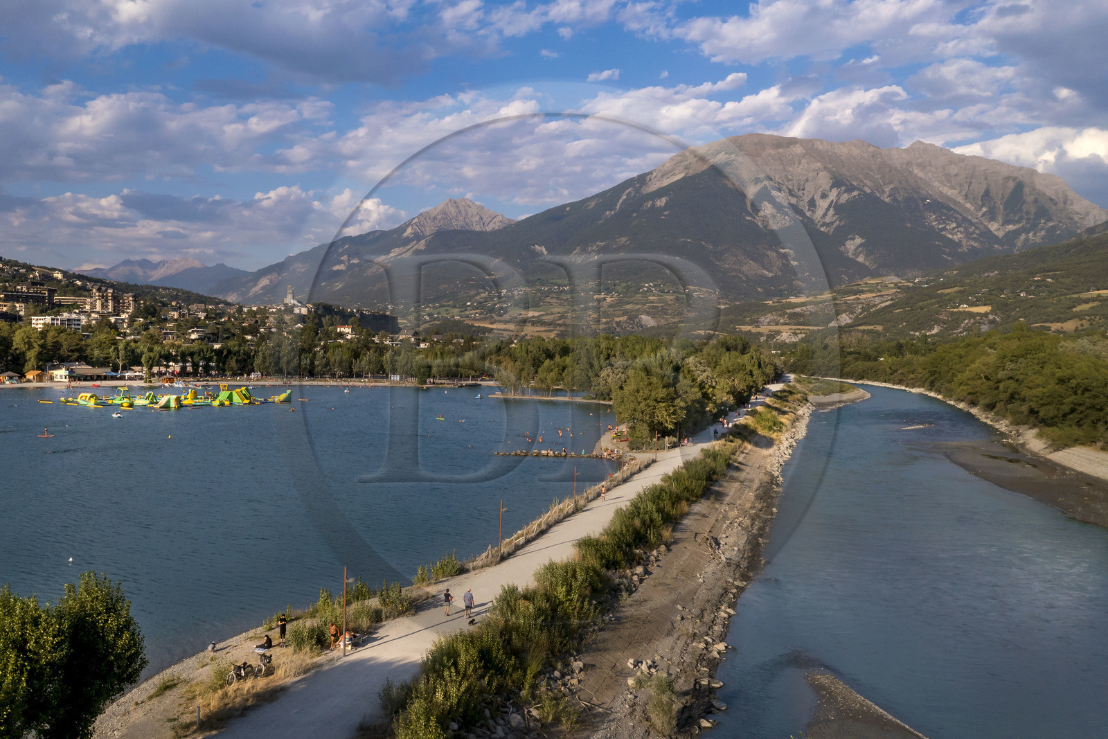 France, Hautes Alpes (05), Embrun, la Durance en bordure du plan d'eau d'Embrun isolé du lac de Serre Ponçon par une digue promenade