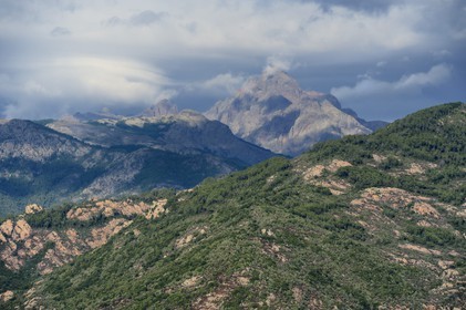 France, Corse-du-Sud (2A), Golfe de Porto, classé Patrimoine Mondial de l'UNESCO, les monts de Paglia Orba à gauche et Punta Licciola à droite
