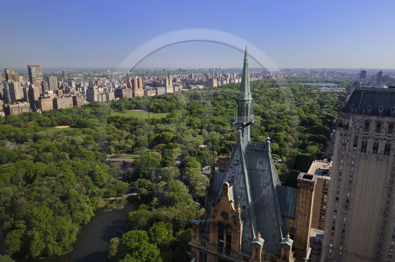 Etats-Unis, New York, Manhattan, Central Park vu depuis l'angle sud-est et le Sherry-Netherland Building au premier plan