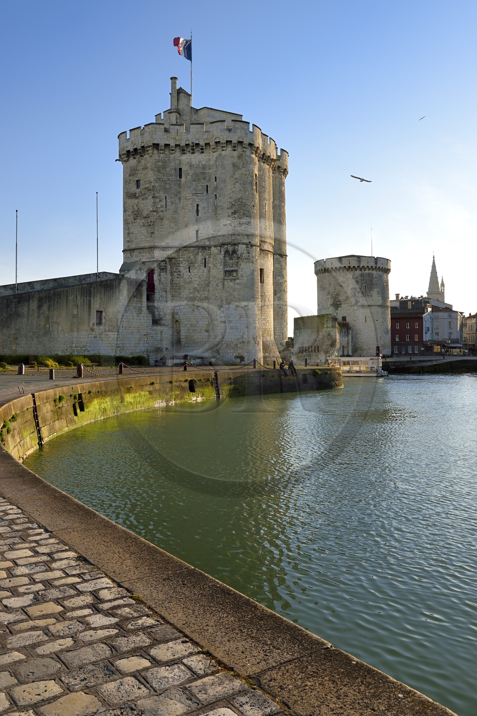 France, Charente-Maritime (17), La Rochelle, la Tour Saint-Nicolas à gauche et la Tour de la Chaîne à droite protègent l'entrée du Vieux Port, la tour de la Lanterne en arrière plan