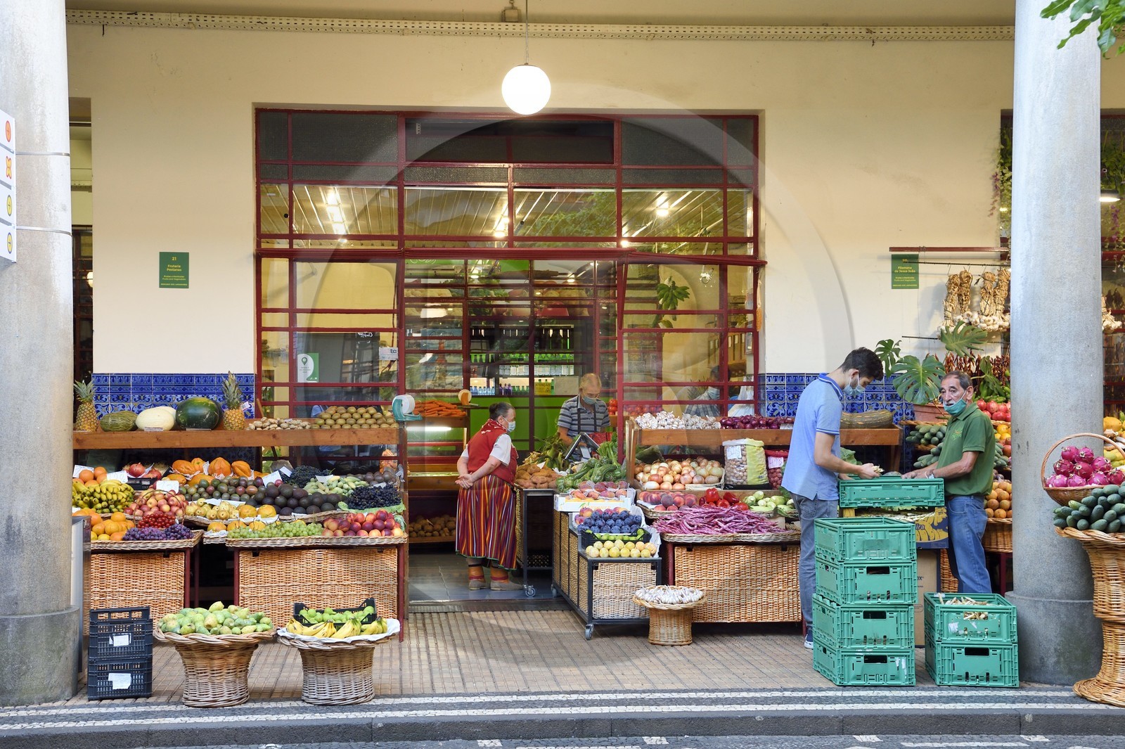 Portugal, Ile de Madère, Funchal, le marché couvert Mercado dos Lavradores, étal de fruits et légumes