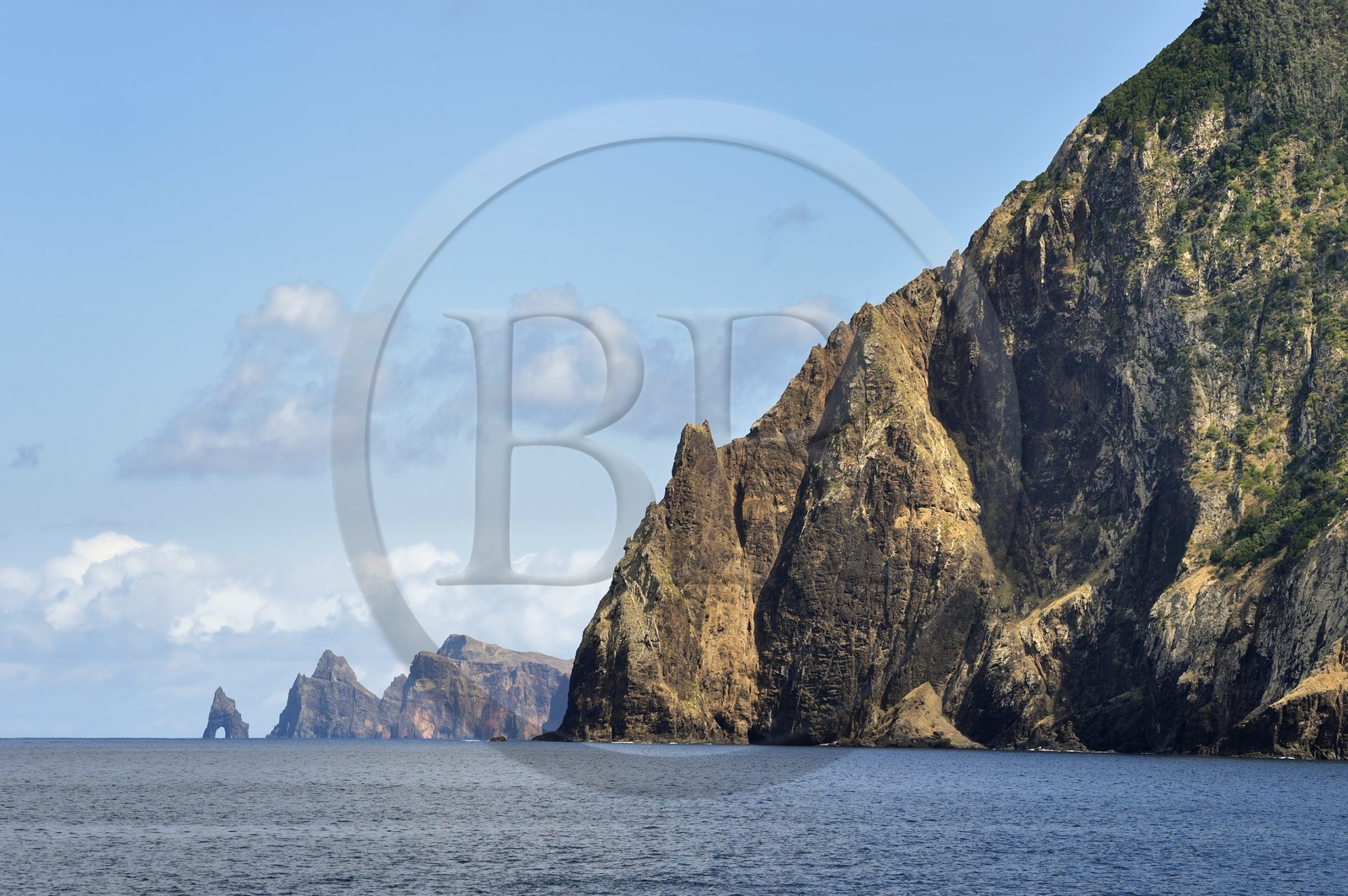 Portugal, Ile de Madère, Porto da Cruz, randonnée de Machico à Porto da Cruz par le Vereda do Larano, la falaise de Larano et la Ponta de Sao Lourenço en arrière plan